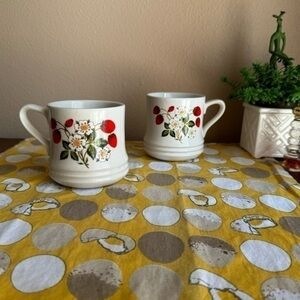 Vintage 1970s Strawberry flower mug set of 2